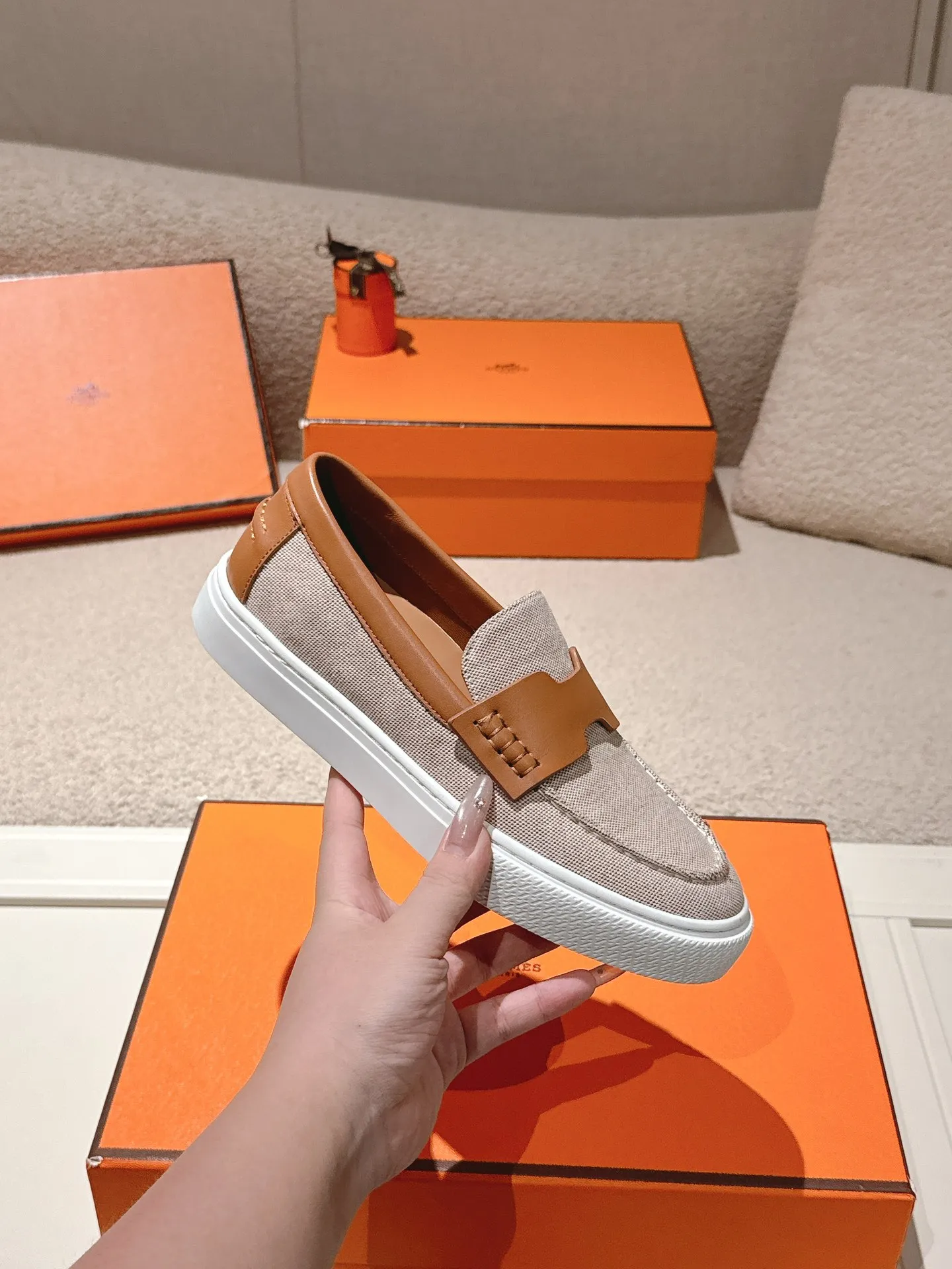 Men's men's shoes P620! Hermes# Thick Sole Couple Loafers These lace-up free sneakers in calfskin and washed denim feature signature "H" details. The design is simple and smooth, creating a fashionable urban look. It is comfortable and versatile. H family classics are not outdated, and the delivery counter is beautifully packaged🛍📦 Fabric: Original customized washed denim/first-layer cowhide Lining: Imported soft sheepskin Sole: Original open-molded anti-slip TPU material Size: 35-45